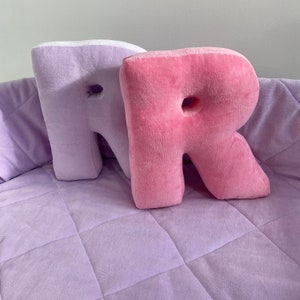 Almohada de letras multicolores, almohada decorativa, regalo de inauguración de la casa, almohada personalizada con monograma de letra personalizada, almohada del alfabeto