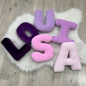 Almohada con letras multicolores, almohada decorativa, regalo de inauguración de la casa, diseño de sala de juegos con nombre en morado y rosa, diseño de habitación de niña, decoración de habitación de niña en tonos pastel