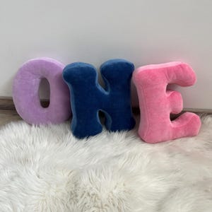 Almohada con letras multicolores, regalo de inauguración de la casa, almohada personalizada con monograma y letra personalizada, almohada con alfabeto, decoración infantil