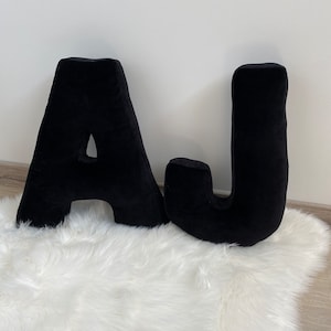 Almofada preta com letras de monograma, decoração de letras em tecido, monograma personalizado decorativo, decoração de quarto de criança, travesseiro com letras personalizadas