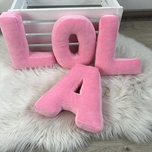 Almofada de letra rosa, almofada decorativa, presente de inauguração de casa, almofada personalizada com monograma, almofada de alfabeto