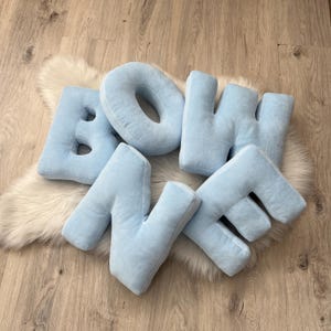 Almohada con letras multicolores, almohada decorativa, regalo de inauguración de la casa, nombre azul, diseño de sala de juegos, diseño de habitación de niño, almohadas decorativas azules