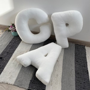 Almohada de letras multicolores, cojín crema, regalo de bienvenida, letra personalizada de monograma de almohada personalizada, almohada del alfabeto