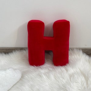 Almofada com letras monograma vermelho, decoração com letras de tecido, monograma personalizado, decoração de quarto infantil, almofada com letras personalizadas