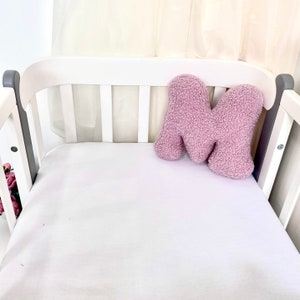 Decoración rosa personalizada, almohada con letras de salvia, decoración de guardería, letra inicial, decoración navideña con monograma, almohada decorativa, regalo de inauguración de la casa