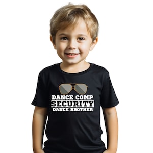 Puede incluir: Una camiseta negra con un gráfico blanco de gafas de sol y el texto "Dance Comp Security Dance Brother".