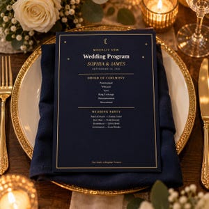 Könnte beinhalten: Eine rechteckige, marineblaue Hochzeitskarten-Programmkarte mit Goldfolienakzenten und Symbolen von Mond und Sternen. Der Text lautet Moonlit Vow, Wedding Program, Sophia & James, September 18, 2026, Order of Ceremony und Wedding Party.