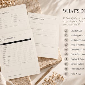 Può includere: Un set di documenti per l'organizzazione di matrimoni con pagine intitolate Wedding Overview, Your Wedding Vision e Planning Priorities. Il testo What's Inside elenca 12 pagine tra cui Client Details, Budget e Vendor Details con icone.