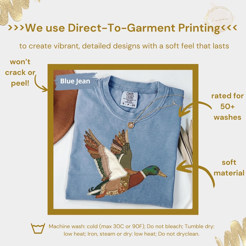 K&ouml;nnte beinhalten: Hellblaues T-Shirt mit detailliertem Enten-Design. Das Shirt tr&auml;gt den Schriftzug "Blue Jean" und ist f&uuml;r &uuml;ber 50 W&auml;schen geeignet. Das Bild enth&auml;lt auch Text &uuml;ber den Direktdruck auf Textilien und Pflegehinweise.
