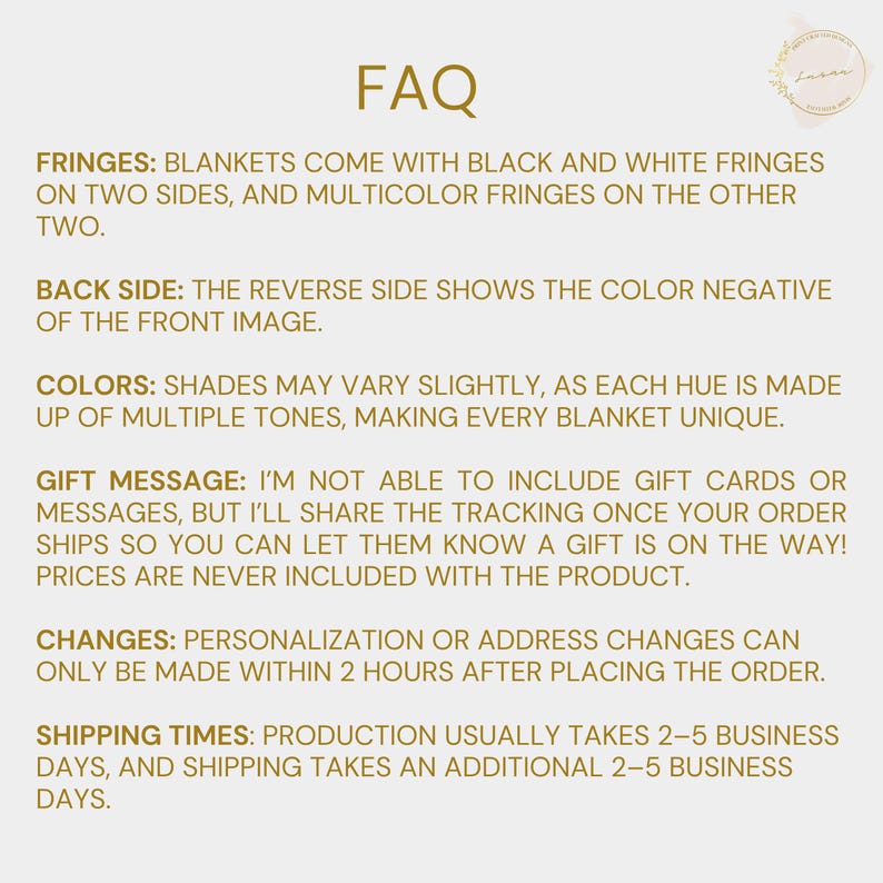 Puede incluir: Gr&aacute;fico color crema con la palabra "FAQ" en la parte superior. El texto detalla las caracter&iacute;sticas de las mantas, incluidos los colores de los flecos, la apariencia del reverso, las variaciones de color, la pol&iacute;tica de mensajes de regalo y los tiempos de producci&oacute;n y env&iacute;o.