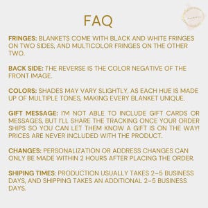 Puede incluir: Una p&aacute;gina color crema con el encabezado "FAQ" e informaci&oacute;n detallada sobre un producto. El texto describe los detalles de las franjas, las variaciones de color, los mensajes de regalo, los cambios de pedido y los tiempos de env&iacute;o. Un peque&ntilde;o logotipo est&aacute; en la esquina superior derecha.