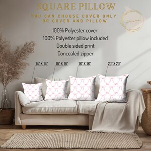 Puede incluir: Cuatro almohadas cuadradas con un patr&oacute;n de lazo rosa sobre un fondo blanco. Las almohadas est&aacute;n dispuestas en un sof&aacute; beige. Las almohadas est&aacute;n disponibles en cuatro tama&ntilde;os: 35,5 cm &times; 35,5 cm, 40,6 cm &times; 40,6 cm, 45,7 cm &times; 45,7 cm y 50,8 cm &times; 50,8 cm. Las almohadas est&aacute;n hechas de 100% poli&eacute;ster y tienen una cremallera oculta.