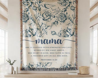 Manta personalizada con versículo bíblico para mamá, Proverbios 31:25, manta tejida, regalo cristiano para mamá, manta floral azul estilo toile para mamá, regalo de cumpleaños para mamá