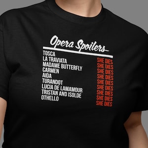 Könnte beinhalten: Schwarzes T-Shirt mit weißem Text, der "Opera Spoilers" lautet, und einer Liste von Opern mit dem Satz "She Dies" neben jeder.