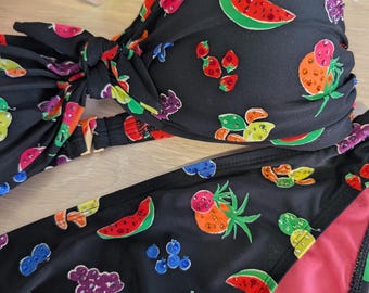 Bikini festivo con estampado frutal