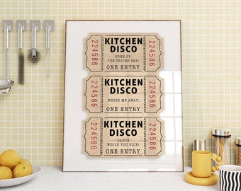 Puede incluir: Tres boletos de estilo vintage con el texto "Kitchen Disco" impreso en ellos. Los boletos tienen el número 224586 impreso en ellos. El texto en los boletos dice "Punk up the frying pan!" "Whisk me away!" y "Dance while you dice!"
