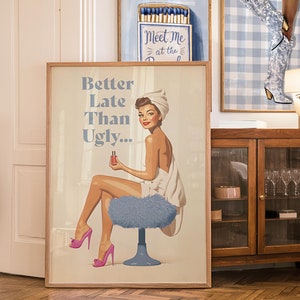 Más vale tarde que feo Póster Baño Divertido Impresión Retro Vintage Azul Arte de Pared 70s Pin Up Moda Estética Digital Chica Adolescente Decoración de Habitación