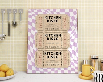 Puede incluir: Tres boletos de papel marrón con el texto "Kitchen Disco" en negro y rojo. Los boletos tienen el número "224586" impreso en ellos. Los boletos están sobre un fondo a cuadros blanco y morado.