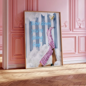 Baja el ritmo, lo estás haciendo bien, tacones altos, botas vaqueras, zapatos, póster imprimible con la letra de la canción Swiftie, arte de pared azul, tarjeta de bar, decoración preppy, nubes