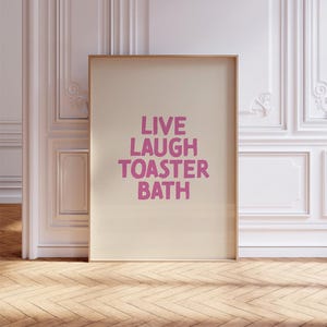 Impresión de baño en crema y rosa fuerte, arte de pared retro de los años 70 y 60, eslogan divertido, vive, ríe, tostadora, baño, decoración de habitación adolescente estética de moda
