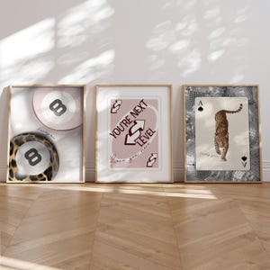 set van 3 roze blush muurkunst 8 Lucky Me posters met luipaardballen Love You More uno kaartprint Lucky Me luipaardprint discoballen Trendy y2k