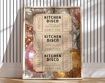 Puede incluir: Tres boletos de estilo vintage con el texto "Kitchen Disco" y diferentes lemas. Los boletos están rodeados de bolas de discoteca de varios colores, incluyendo dorado, plateado y rosa.