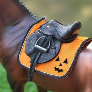 Jack o&#39; Lantern - 1:9 Scale English Saddle Pad for Model Horses
