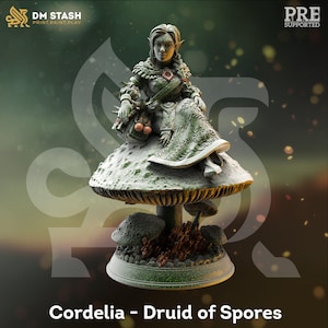 Puede incluir: Una taza de cerámica blanca con un asa negra y el texto "But First, Coffee" en negro y negrita. La taza mide aproximadamente 10 cm de alto y contiene unos 350 ml de líquido.