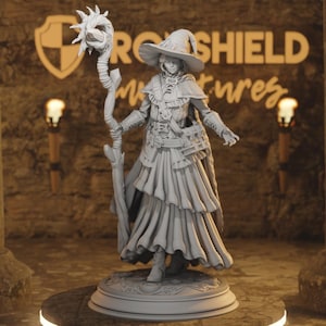 Könnte beinhalten: Eine weiße Keramik-Tasse mit schwarzem Henkel und dem Text "But First, Coffee" in schwarzer, handschriftlicher Schrift. Die Tasse steht auf einer weißen Oberfläche.