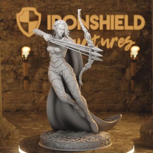 Könnte beinhalten: Detaillierte Statue einer Bogenschützen-Elfe mit Pfeil und Bogen. Die Figur trägt eine verzierte Rüstung und einen fließenden Umhang. Die Statue steht auf einem dekorativen Sockel, mit dem Text "IRONSHIELD" im Hintergrund.