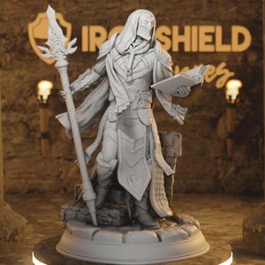 Könnte beinhalten: Eine graue 3D-gedruckte Figur eines verhüllten Wesens, das ein Buch und einen Stab hält. Die Figur trägt eine Kapuzenrobe und Rüstung. Die Figur steht auf einem runden Sockel.