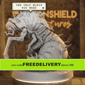 Op de afbeelding: Een lichtgrijs onbeschilderd miniatuur wezenfiguur met een gebogen houding, scherpe stekels op de rug en een schedelachtige kop met een open mond. Een tekstballon toont THE ONLY MINIS YOU NEED en een groene banner toont FREEDELIVERY.