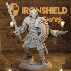 Peut inclure: Figurine grise détaillée d'un guerrier médiéval, tenant une épée et un bouclier. Le guerrier est vêtu d'une armure, avec une cape et une expression déterminée. Le bouclier présente un motif orné. Le fond affiche le texte "IRONSHIELD VENTURES".