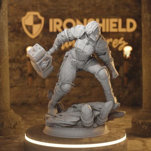 Könnte beinhalten: Eine graue, detaillierte Miniaturfigur eines Kriegers in Rüstung, der einen großen Hammer hält. Die Figur steht auf einem felsigen Sockel und ist in einer dynamischen Actionpose dargestellt. Die Figur ist ein 3D-gedrucktes Modell.