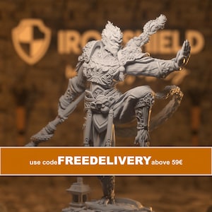 Może przedstawiać: Jasnoszara miniaturowa figurka z żywicy przedstawiająca małpiego wojownika w dynamicznej pozie bojowej. Postać ma na sobie ozdobną zbroję ze skomplikowanymi wzorami i trzyma długi kostur. U podstawy figurki widoczna jest mała konstrukcja.