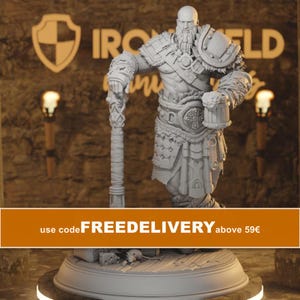 Peut inclure: Une figurine miniature en résine gris clair représentant un guerrier barbu debout sur un socle circulaire. Le personnage porte une armure détaillée, tient un grand bâton dans la main droite et une chope en bois dans la main gauche.