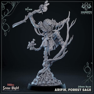 Puede incluir: Figura en miniatura gris detallada de Arifik, Forest Sage, de la serie "Snow Blight". La figura está posada en un árbol, sosteniendo un bastón y una pequeña muñeca. La base es de 25 mm, y la figura mide 5,7 cm de alto.