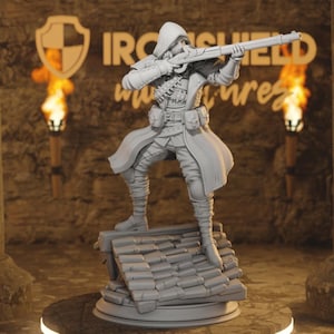 Może przedstawiać: Szczegółowa figurka zamaskowanej postaci celującej z karabinu. Postać ubrana jest w długi płaszcz i sprzęt taktyczny, stojąc na kafelkowanej powierzchni. Tło przedstawia logo tarczy i tekst z oświetleniem przypominającym pochodnię.