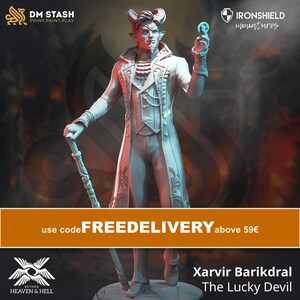 Może przedstawiać: Jasna miniaturowa figurka diabelskiej postaci o imieniu Xarvir Barikdral, The Lucky Devil. Postać posiada rogi, formalny płaszcz z ozdobnymi detalami, żabot oraz laskę, trzymając jednocześnie w jednej dłoni małą monetę.