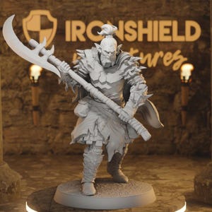 Puede incluir: Figura gris detallada de un guerrero orco sosteniendo una gran cuchilla curva. El orco está vestido con armadura y se encuentra sobre una base circular. El fondo presenta el texto "IRONSHIELD" y un logotipo de escudo.