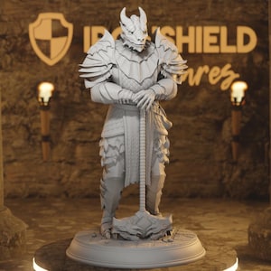 Puede incluir: Estatua gris de un guerrero dragón, sosteniendo un gran martillo. La figura está vestida con una armadura detallada y se encuentra sobre una base circular. El fondo presenta un logotipo de escudo y el texto "IRONSHIELD".