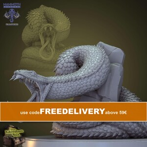 Peut inclure: Une figurine miniature grise et détaillée représentant un serpent enroulé, la gueule ouverte, avec des crocs visibles et une longue langue. Le serpent est positionné contre une structure en pierre. L'image inclut le texte Mammoth Factory et Pre-Supported.
