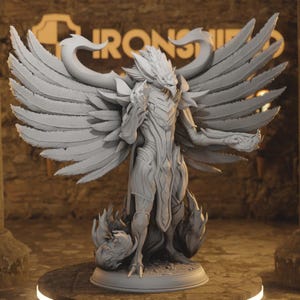 Può includere: Statuetta grigia dettagliata di una figura umanoide alata con le braccia tese. La figura ha una testa di uccello e si trova su una base con fiamme. Le ali sono grandi e piumate e la figura indossa un'armatura.