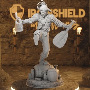 Peut inclure: Figurine grise détaillée d'un musicien médiéval joyeux, tenant une chope et un luth. La figurine est posée sur un tonneau et d'autres éléments décoratifs. Le fond présente le texte "IRON SHIELD" et un logo de bouclier.