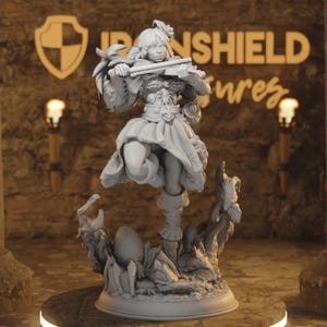 Può includere: Una statuetta grigia dettagliata di una donna che suona il flauto, con abiti intricati e una gonna fluida. La figura è su una base dettagliata a tema fantasy. Lo sfondo presenta il testo "IRONSHIELD" e un logo a scudo.
