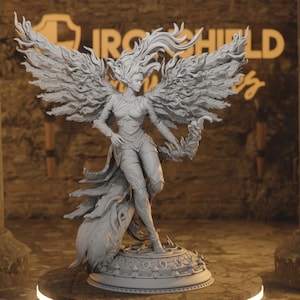 Op de afbeelding: Een grijs, gedetailleerd, 3D-geprint beeldje van een vrouwelijke engel met vleugels, vlammen en een vloeiende rok. De engel staat op een ronde basis met ingewikkelde ontwerpen.