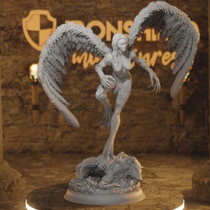 Puede incluir: Una figura esculpida en gris, detallada, de una mujer alada con cabeza de pájaro y garras. La figura está de pie sobre una base con un cadáver de pájaro esculpido.