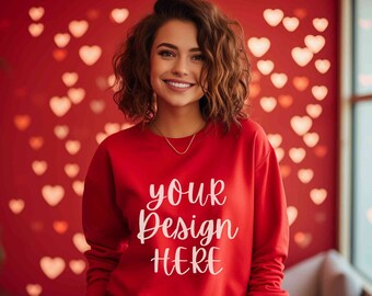Maqueta de sudadera roja Gildan 18000 de San Valentín, maqueta de modelo de suéter Gildan rojo, maqueta de cuello redondo rojo de San Valentín, maqueta de lindos corazones de amor