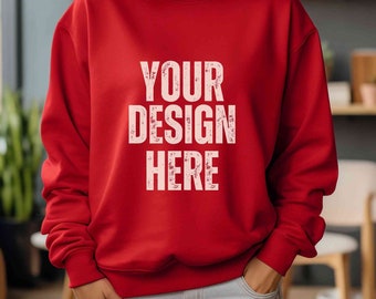 Gildan 18000 Mockup rot, Lifestyle Gildan Sweatshirt Mockup, Sweatshirt Modell Mockup, Red Gildan Crewneck Mockup, Heavy Blend Pullover Mockup