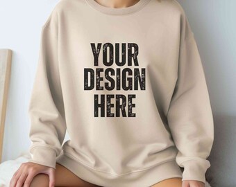 Gildan 18000 sand mockup, Oversized sand bluza mockup, Model bluza mockup, Sand okrągły dekolt mockup, Sand Gildan 18000 sweter mockup